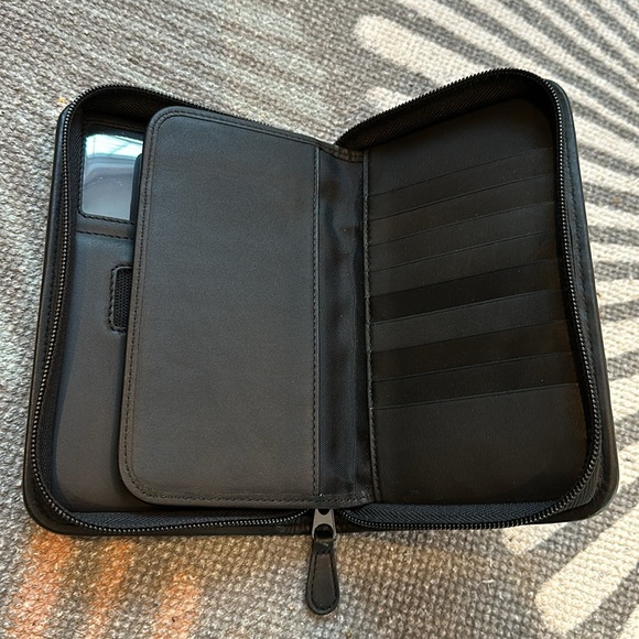 COACH BLACK LEATHER ZIP-AROUND TRAVEL WALLET - Picture 7 of 7